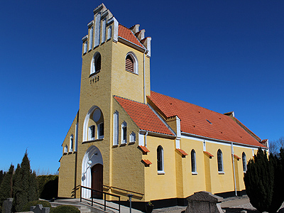 Lille, hyggelig landsbykirke ved Østerby